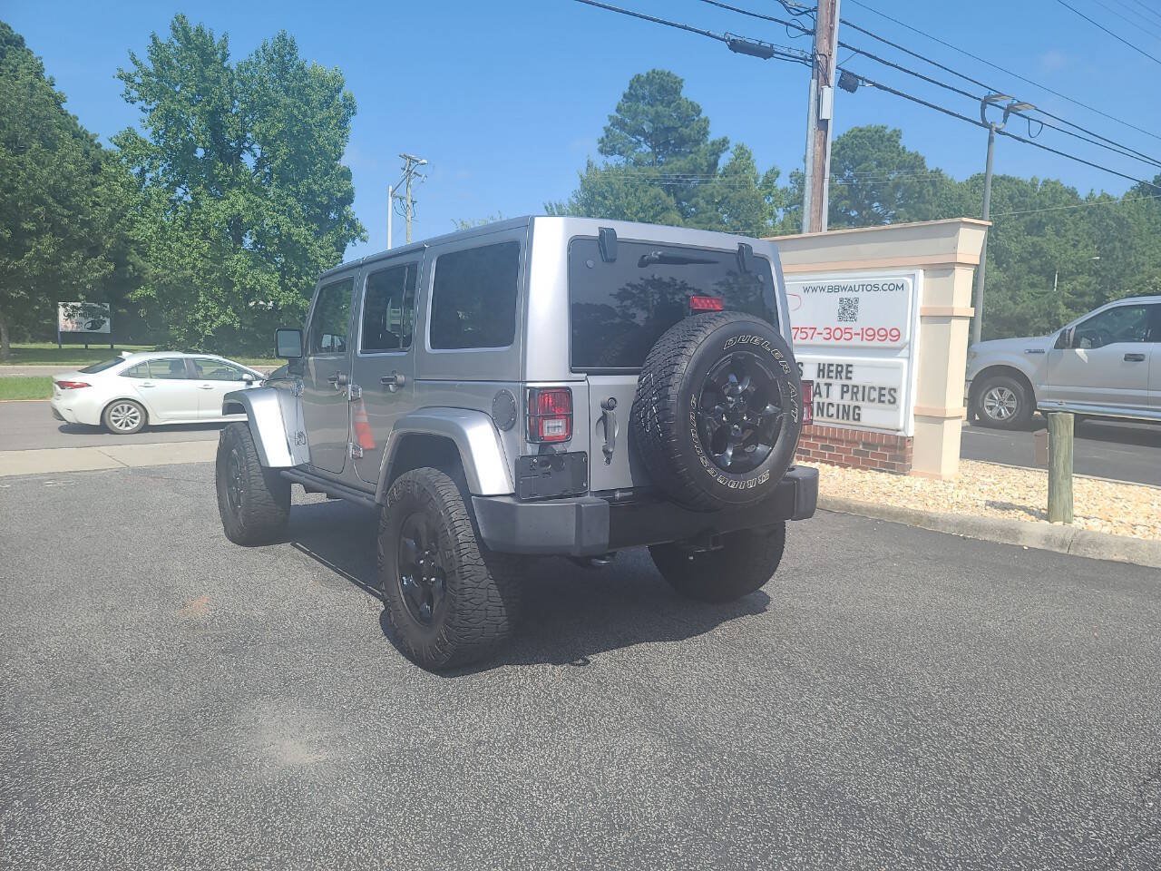 Used 2015 Jeep Wrangler Unlimited Sahara AWD/4WD image 4