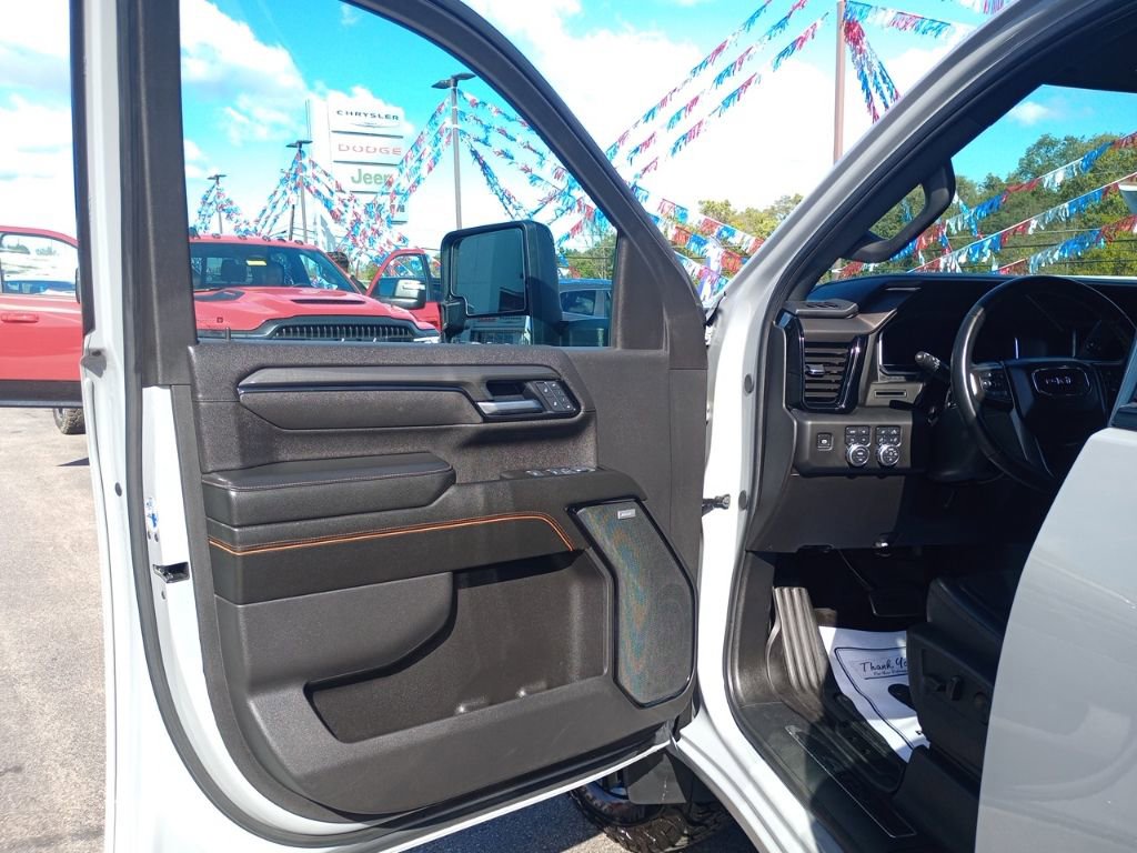 Used 2025 GMC Sierra 2500 AT4 image 15