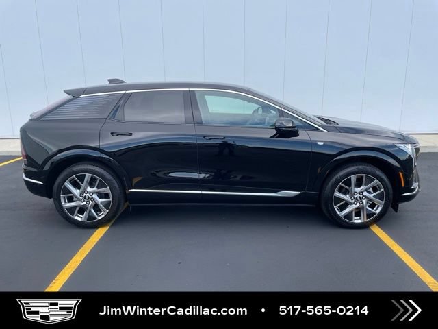 Certified 2025 Cadillac Optiq Luxury 2 w/ LPO, Floor Liner Package AWD/4WD image 7