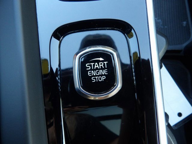 Certified 2023 Volvo XC60 B5 Ultimate w/ Climate Package image 22