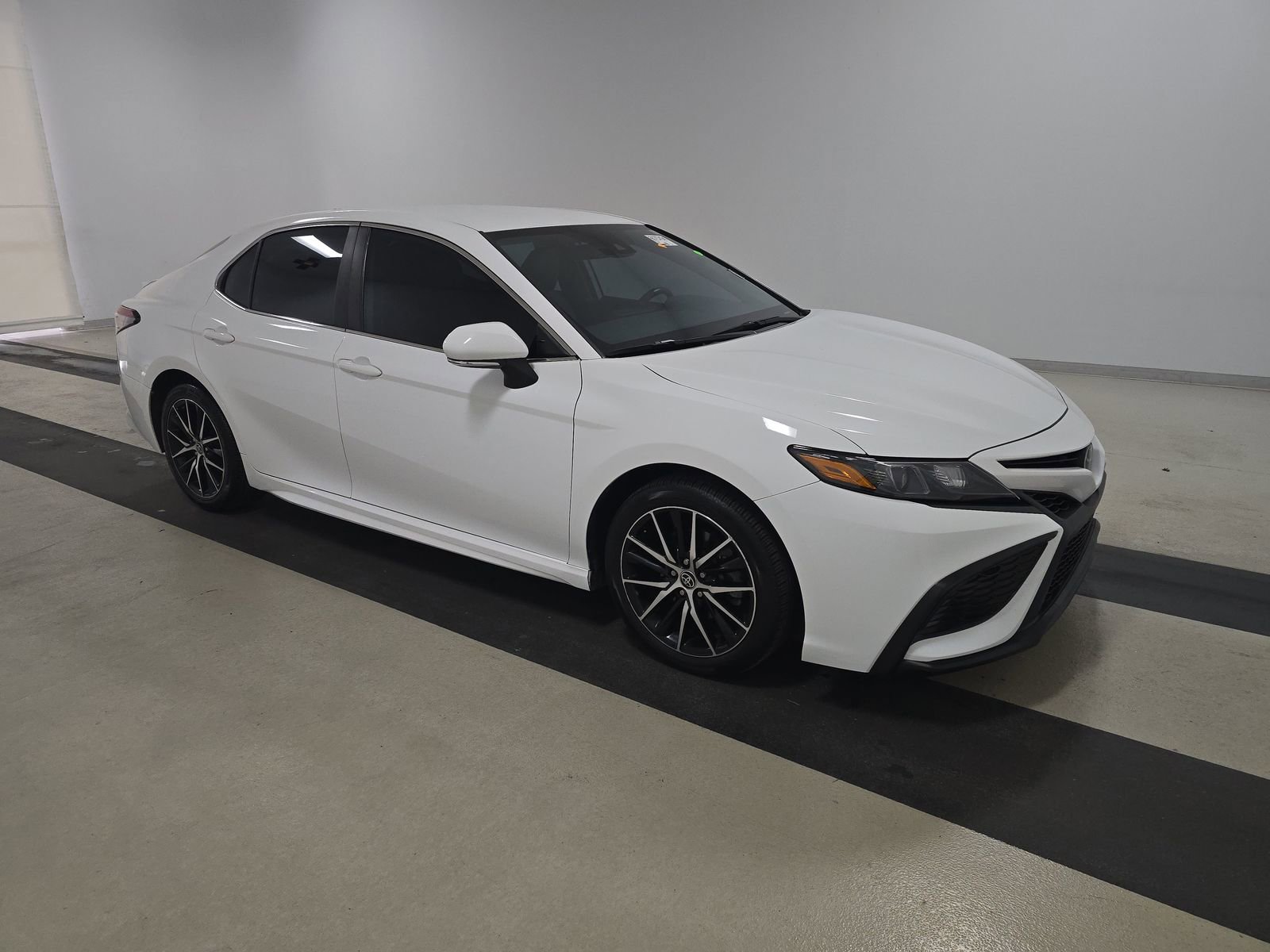 Used 2023 Toyota Camry SE image 3