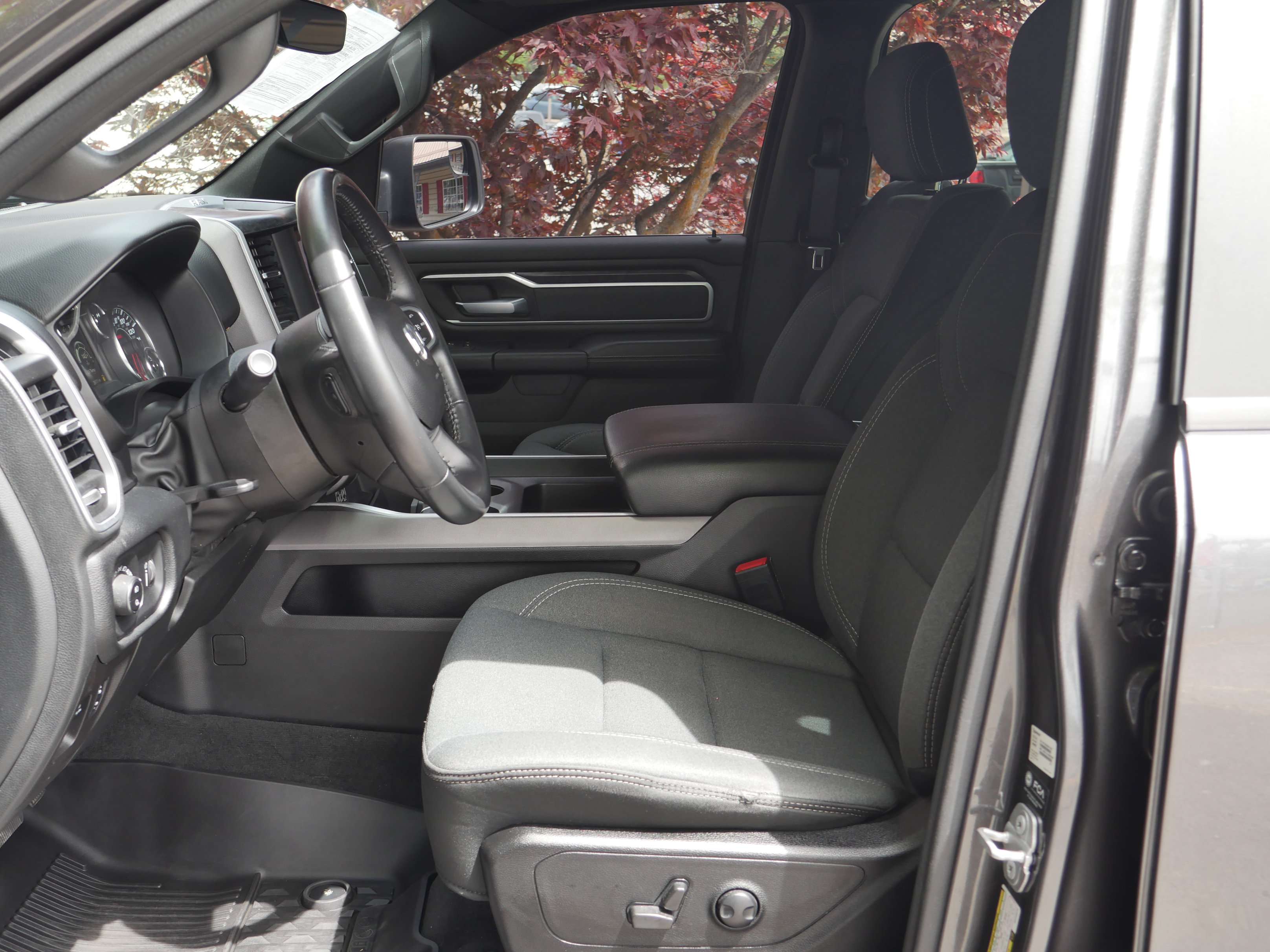 Used 2022 RAM 1500 Big Horn AWD/4WD image 3