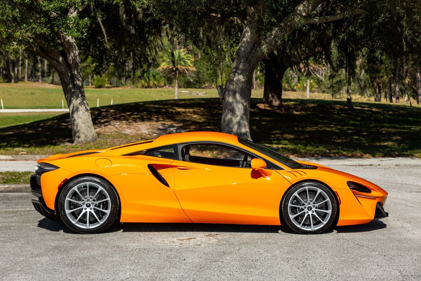 Used 2024 McLaren Artura RWD image 21
