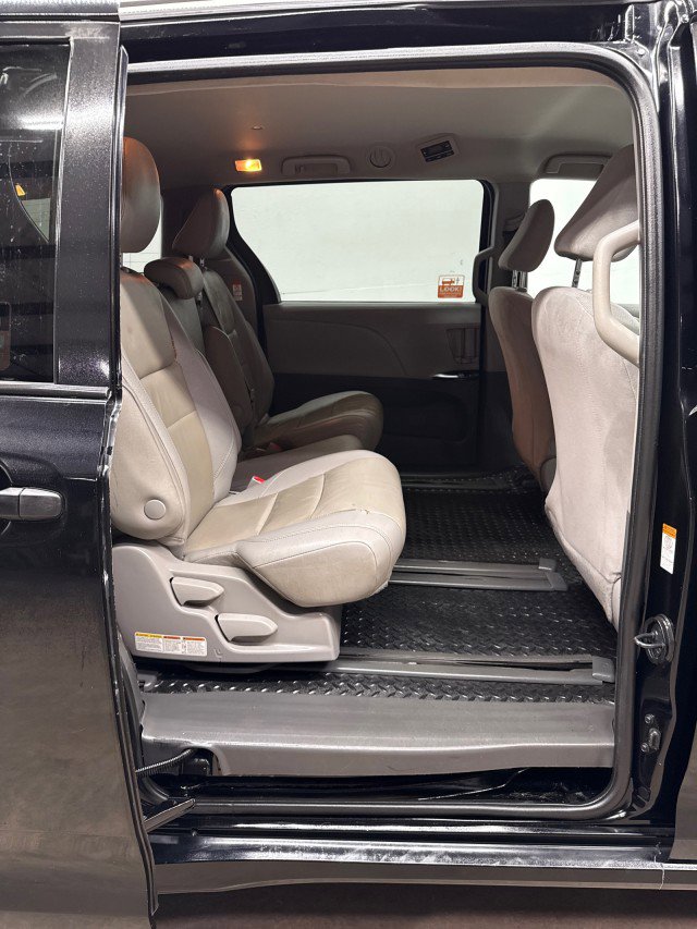 Used 2020 Toyota Sienna L image 26