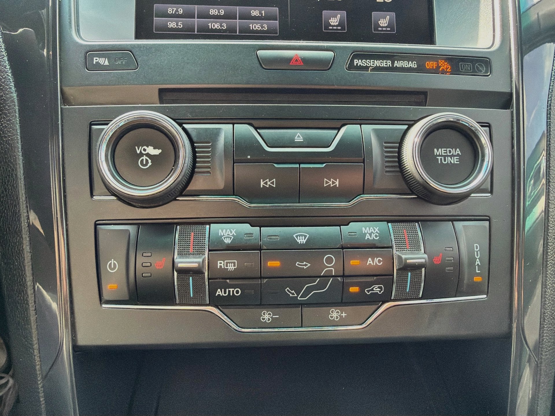Used 2016 Ford Explorer XLT w/ Equipment Group 202A FWD image 18