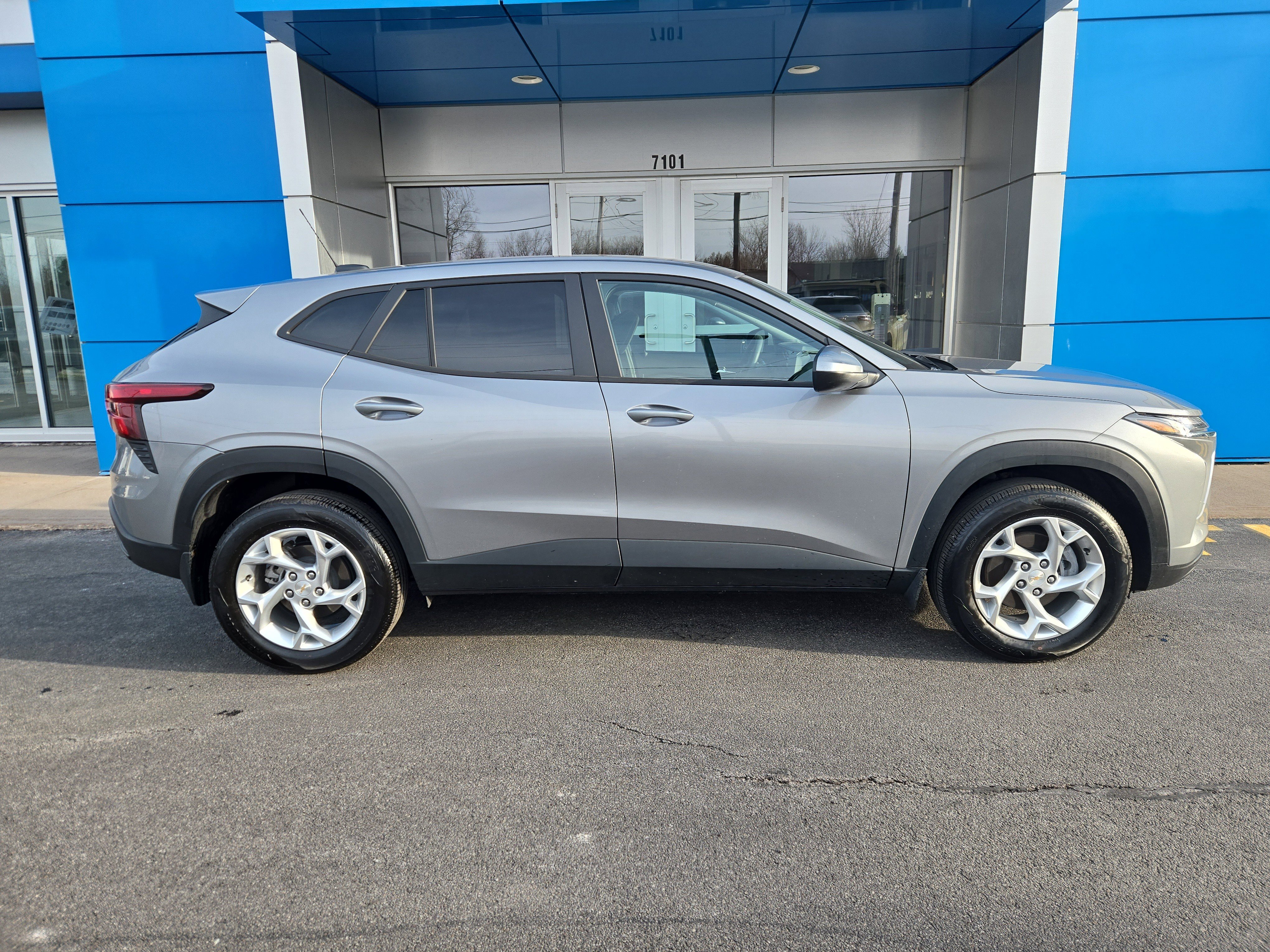 Used 2024 Chevrolet Trax LS w/ LS Convenience Package image 16