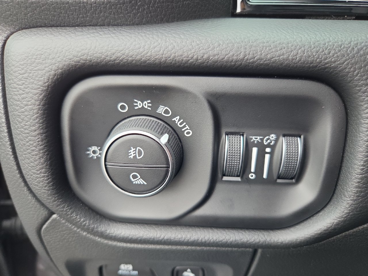 New 2026 RAM 1500 Laramie AWD/4WD image 33