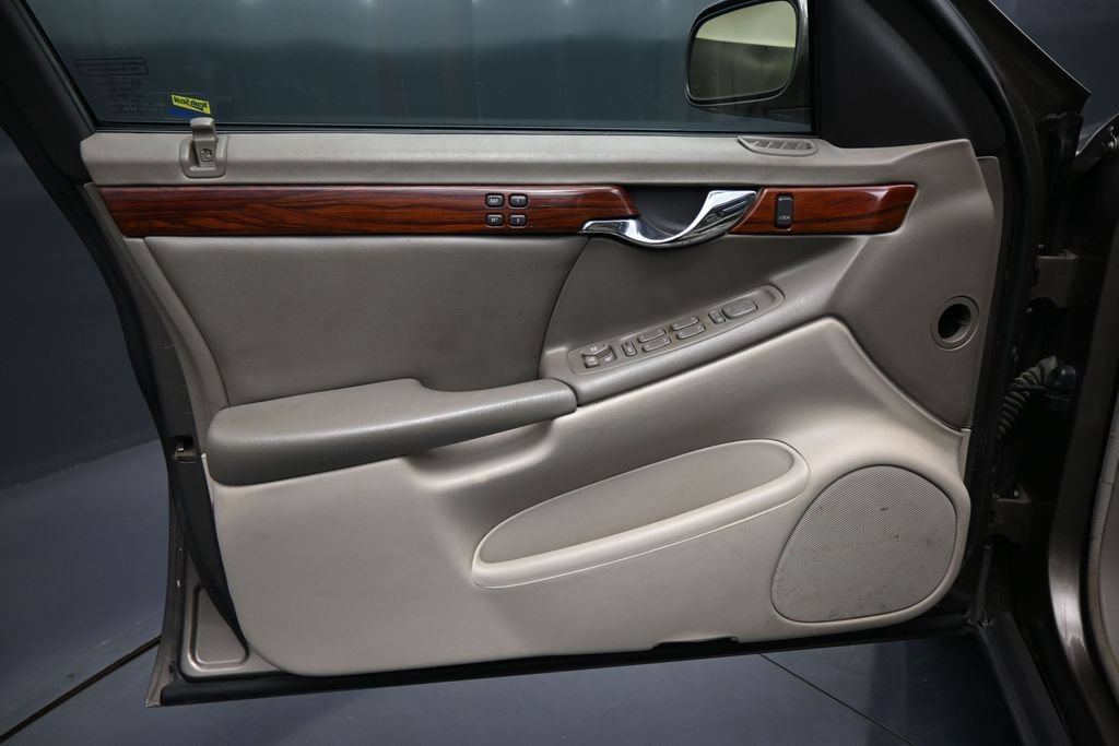 Used 2002 Cadillac De Ville w/ Comfort/Convenience Pkg FWD image 10