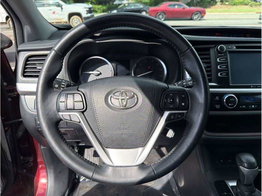 Used 2018 Toyota Highlander XLE FWD image 14