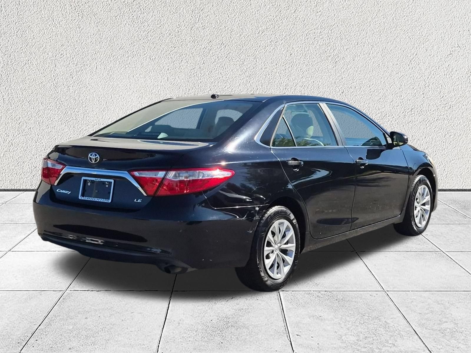 Used 2016 Toyota Camry LE FWD image 3