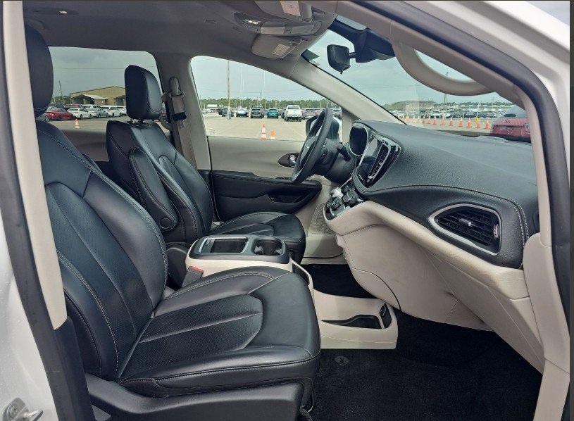 Used 2023 Chrysler Pacifica Touring-L image 8