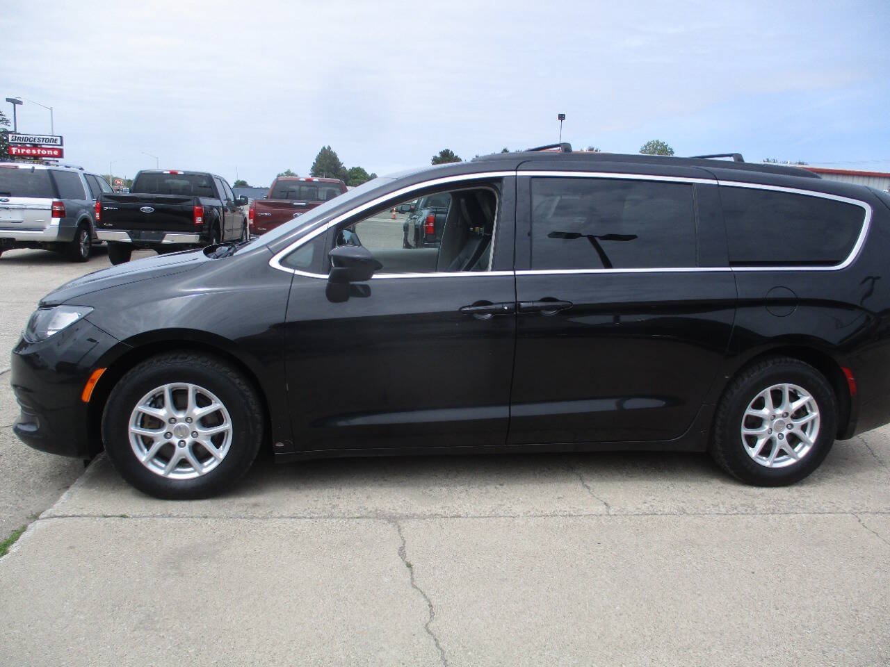 Used 2020 Chrysler Voyager Lxi FWD image 3
