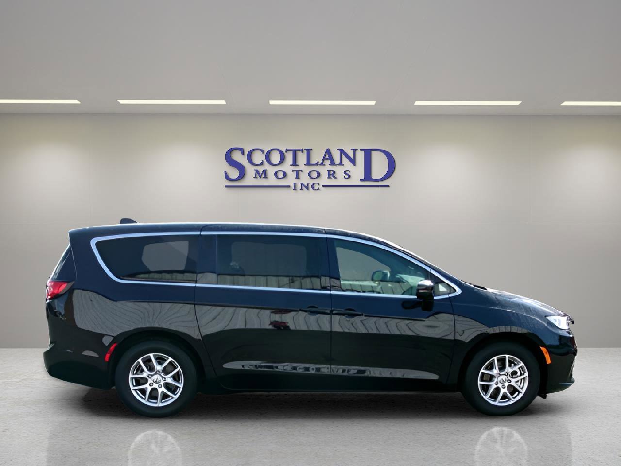 Used 2025 Chrysler Pacifica Select FWD image 5