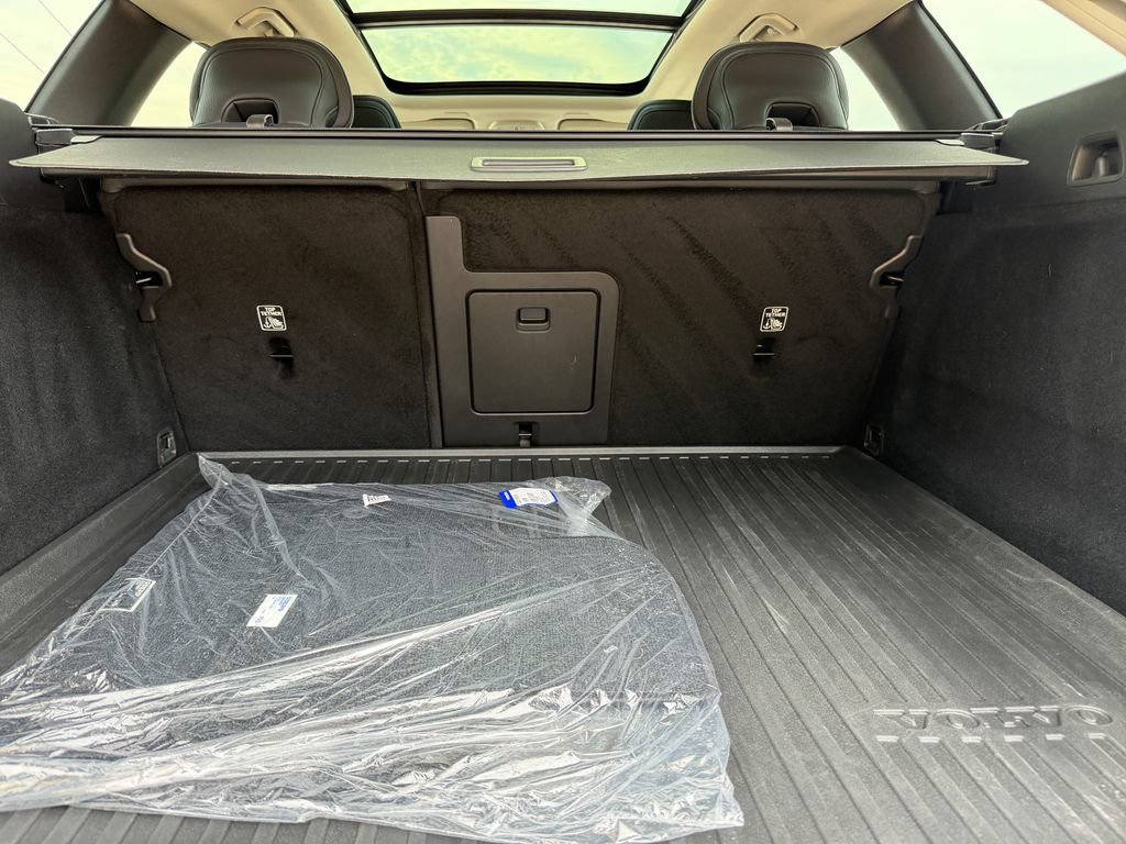 Certified 2024 Volvo XC60 B5 Plus w/ Protection Package Premier AWD/4WD image 27