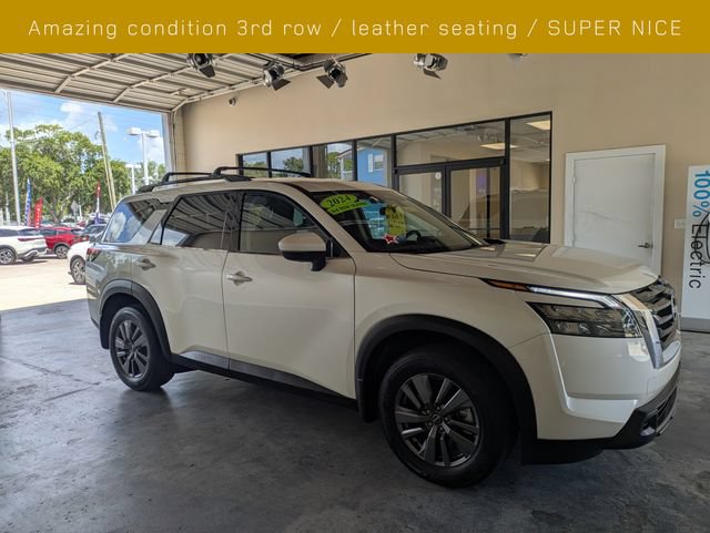 Used 2024 Nissan Pathfinder SV FWD image 2