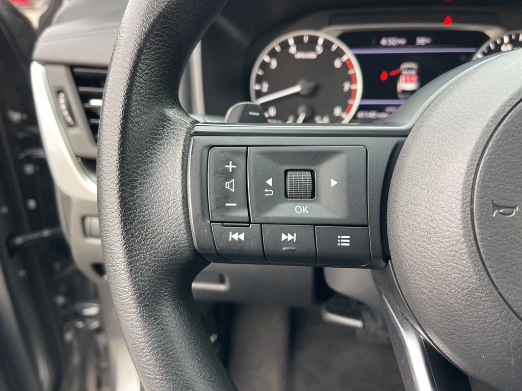 Used 2024 Nissan Rogue SV image 16