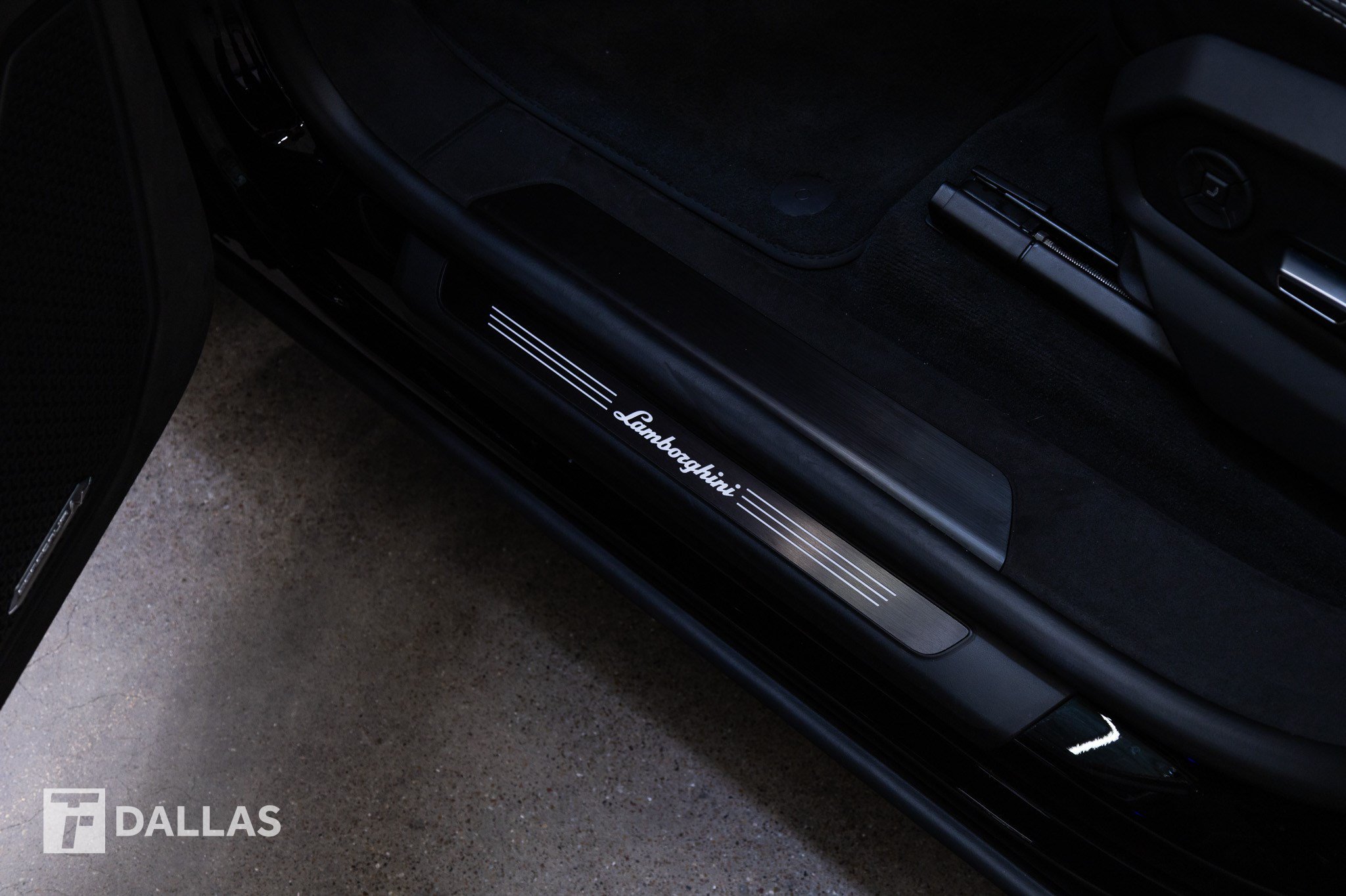 Used 2026 Lamborghini Urus SE AWD/4WD image 23
