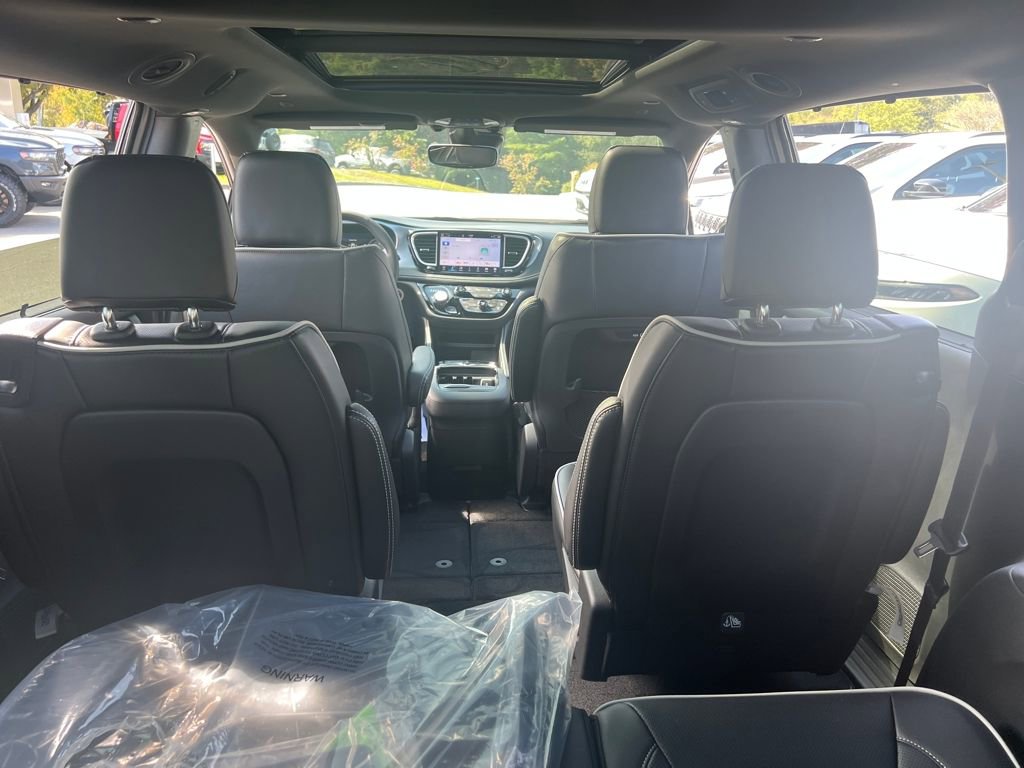 New 2026 Chrysler Pacifica Limited image 27