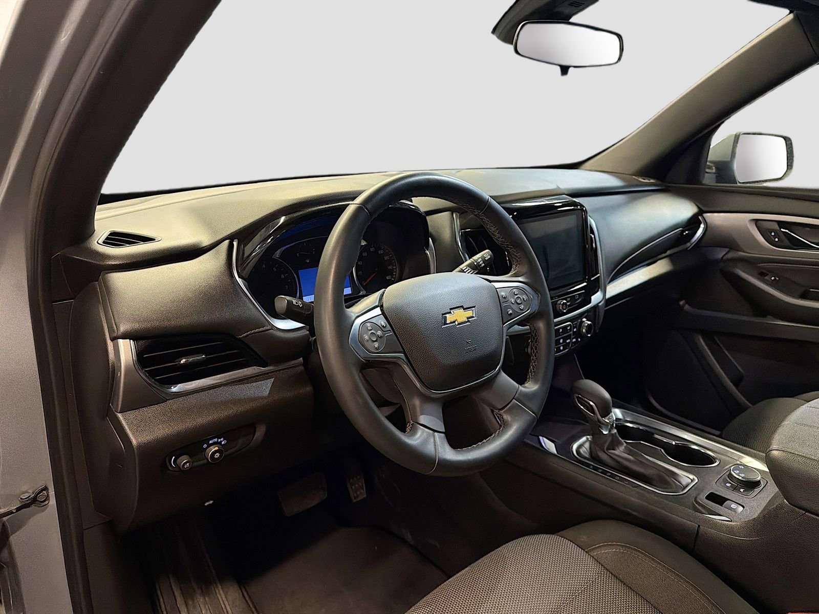 Used 2023 Chevrolet Traverse LT image 9