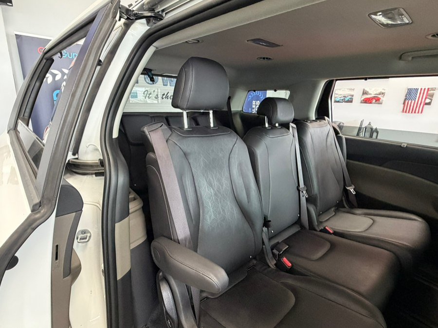 Used 2025 Kia Carnival EX FWD image 34