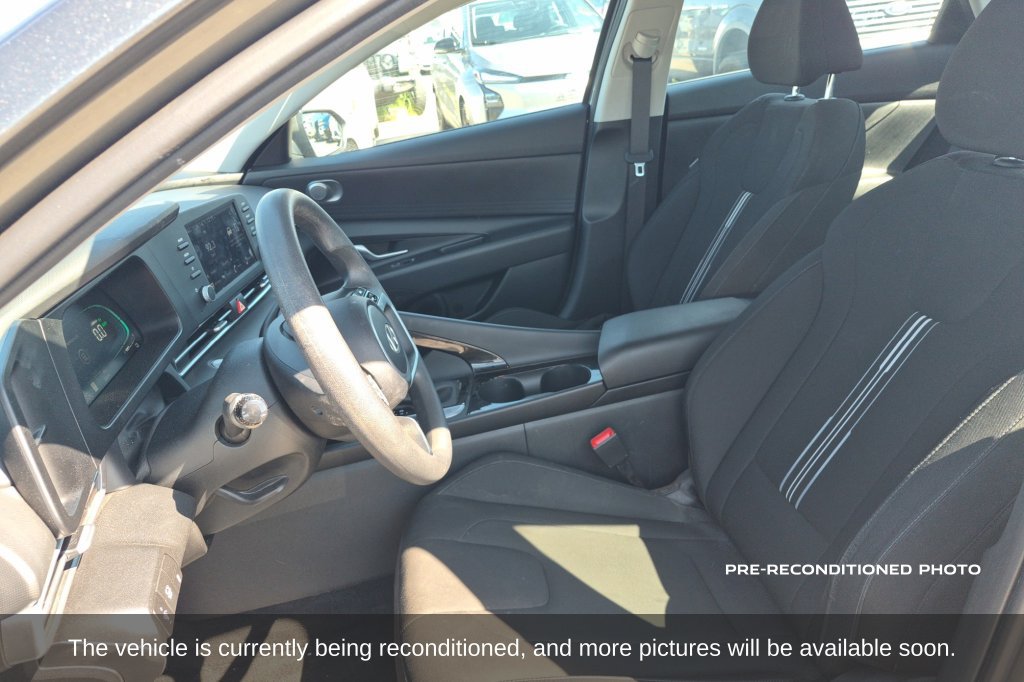 Used 2025 Hyundai Elantra Hybrid FWD image 11