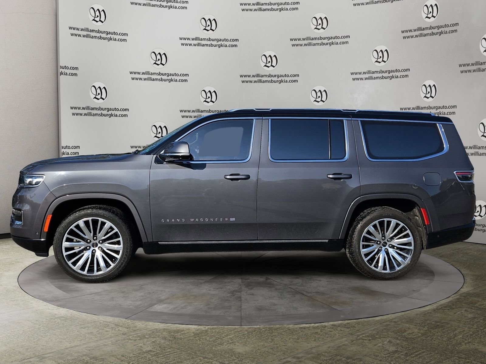 Used 2022 Jeep Grand Wagoneer Series III w/ Flexible Seating Group image 2