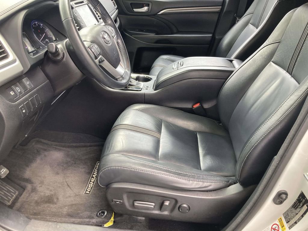 Used 2018 Toyota Highlander SE FWD image 12