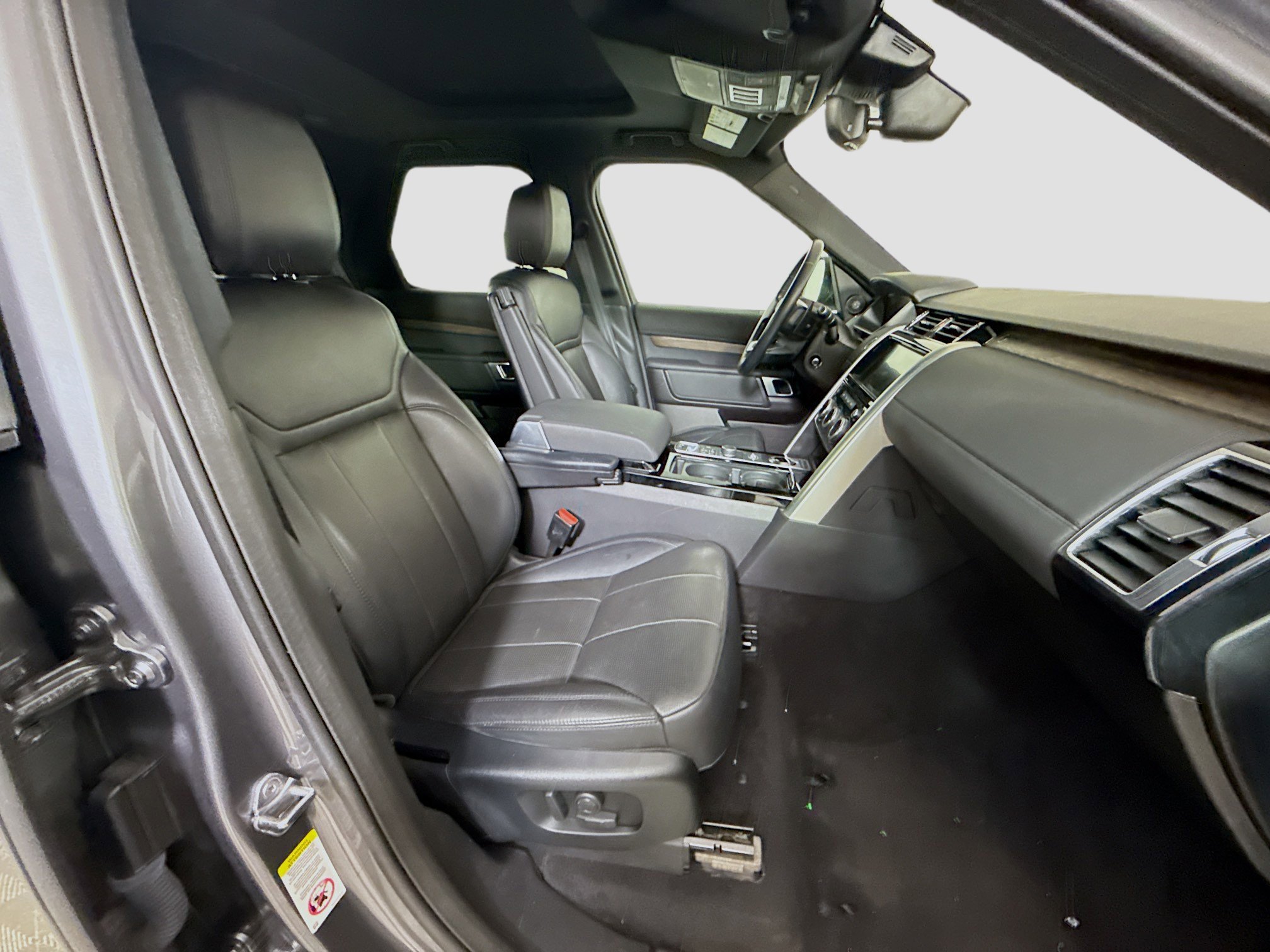 Used 2018 Land Rover Discovery HSE image 29