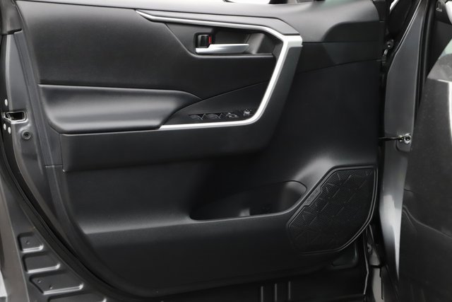 Used 2023 Toyota RAV4 SE image 17