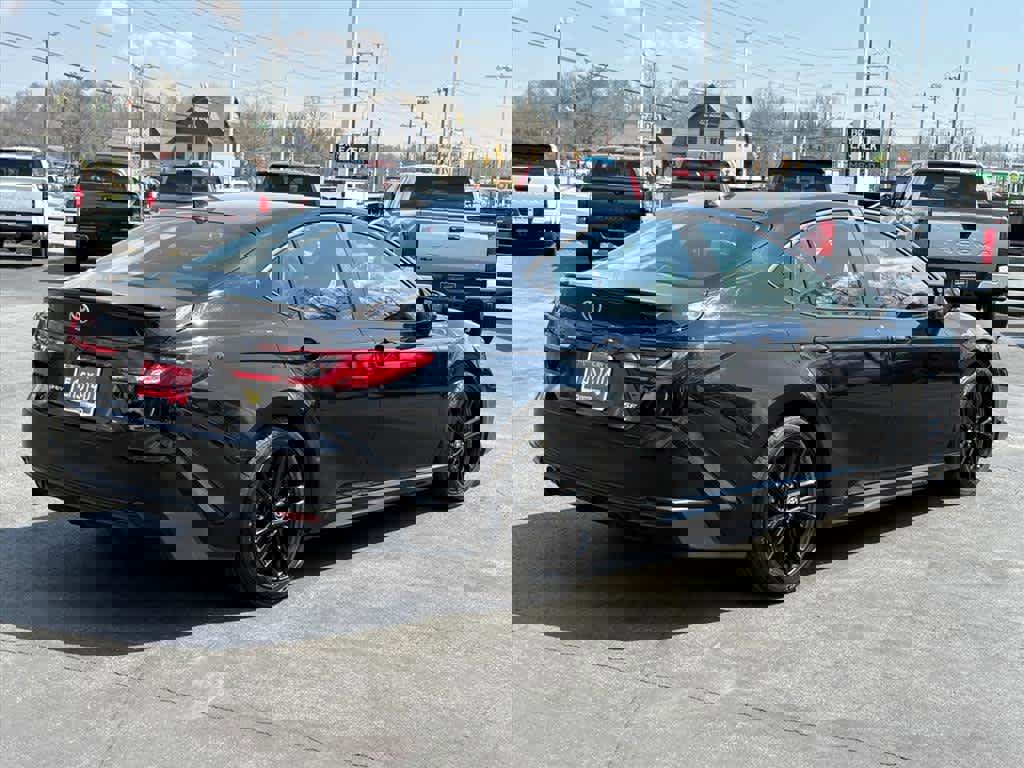 Used 2025 Toyota Camry SE image 3