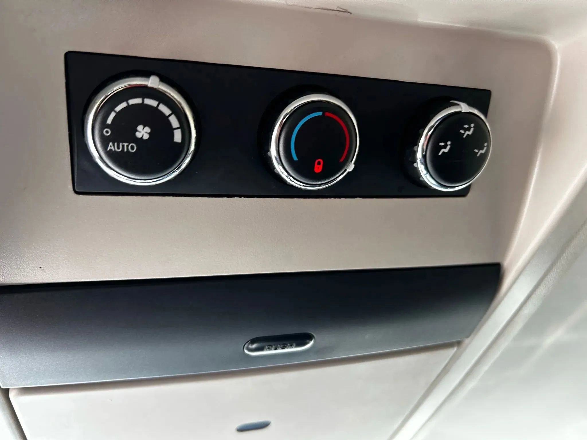 Used 2016 Chrysler Town & Country Touring image 29