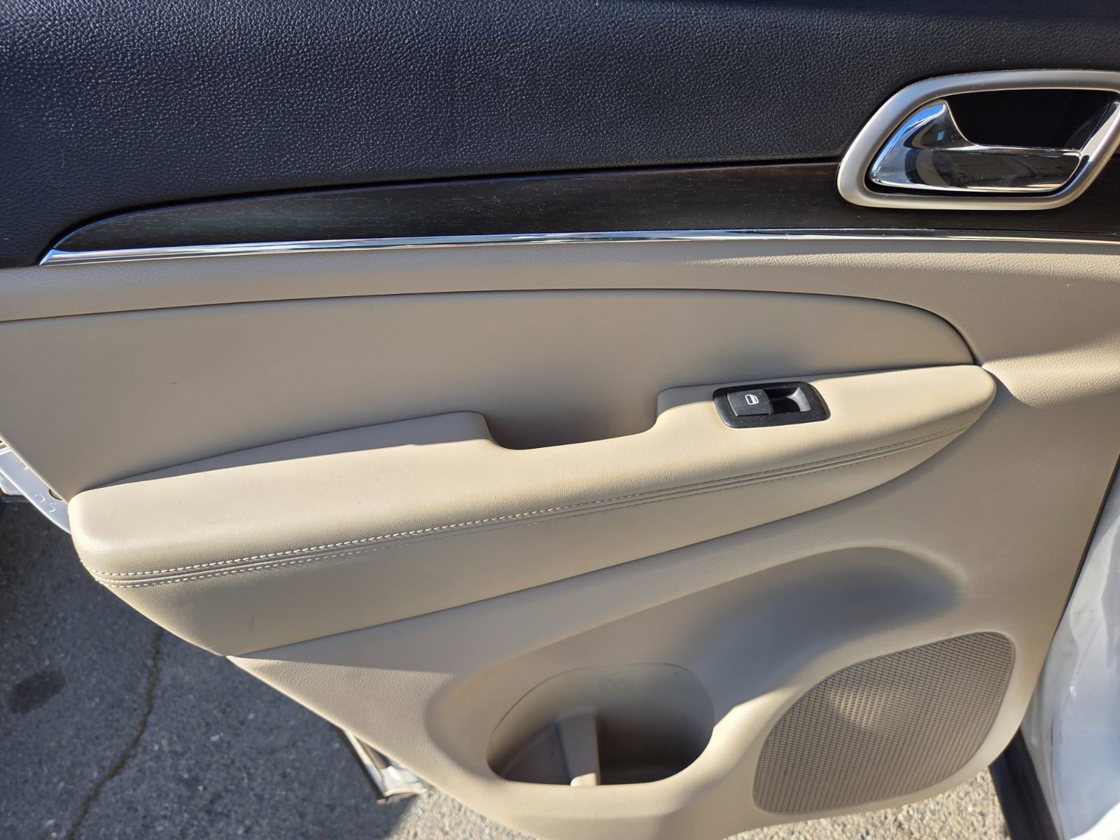 Used 2014 Jeep Grand Cherokee Limited w/ Luxury Group II image 9