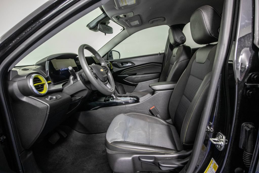 Used 2025 Chevrolet Trax LT FWD image 8