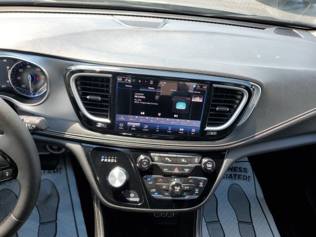 Used 2025 Chrysler Pacifica Limited FWD image 21