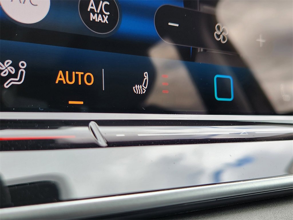 New 2025 Volkswagen Tiguan SE image 13