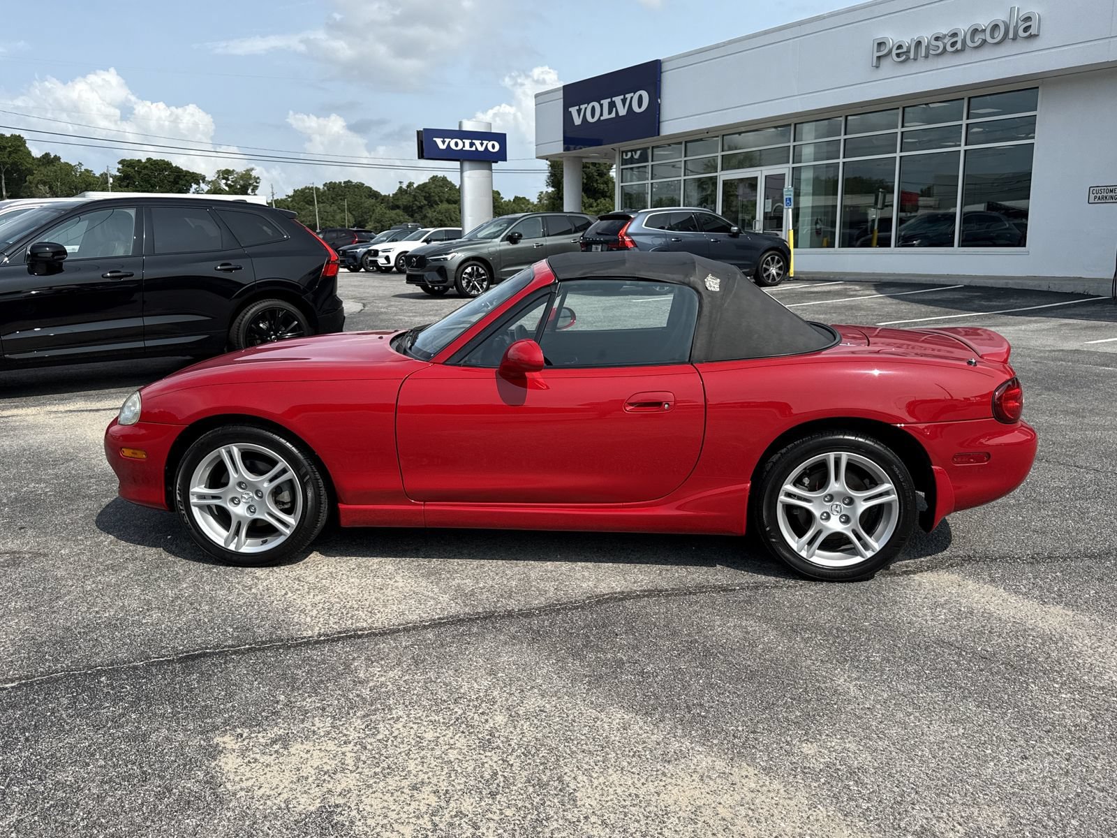 Used 2005 MAZDA MX-5 Miata w/ Convenience Pkg RWD image 2