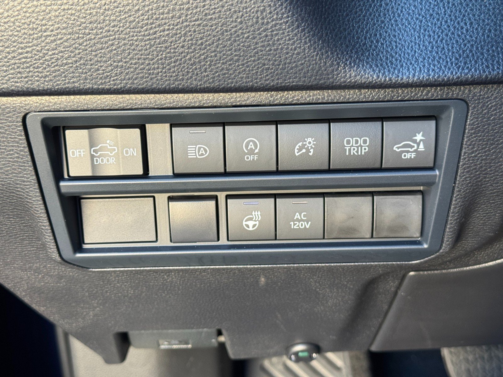 Used 2025 Toyota Tundra Limited AWD/4WD image 19