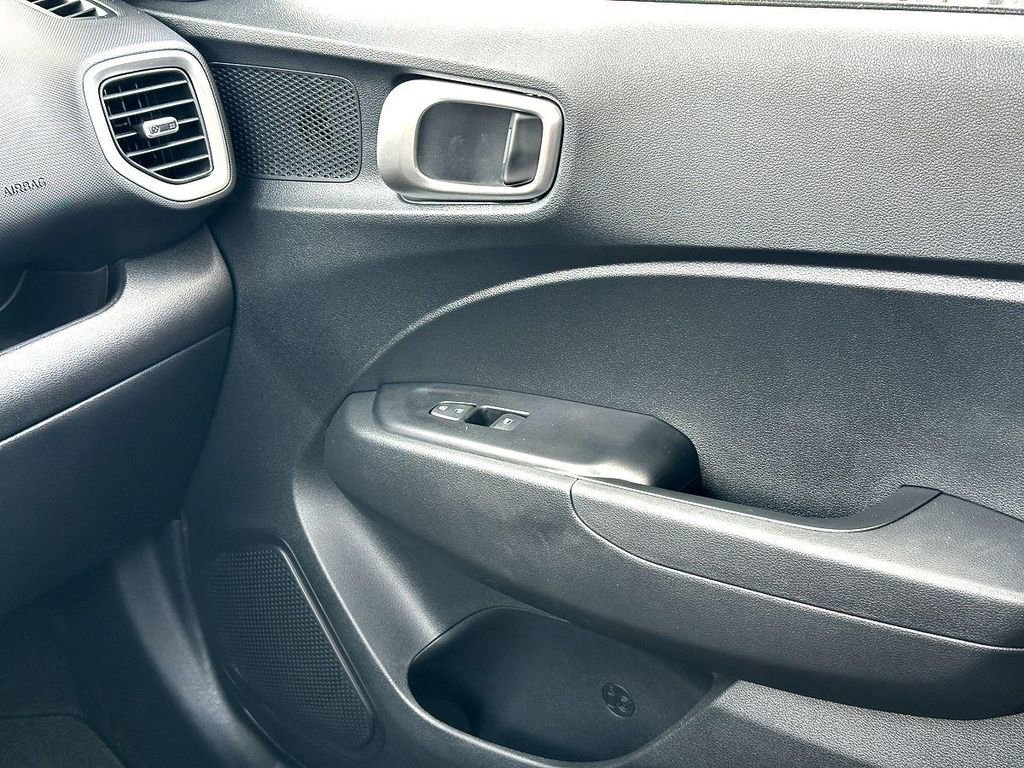 Used 2024 Hyundai Venue SEL FWD image 30