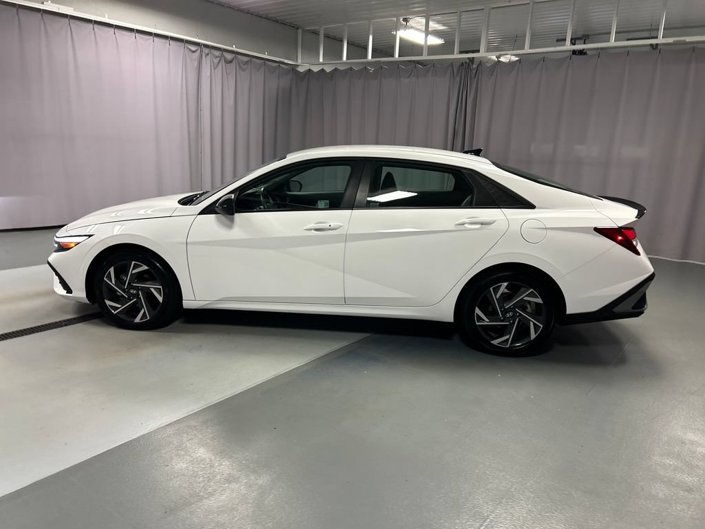 Used 2025 Hyundai Elantra Sport FWD image 4