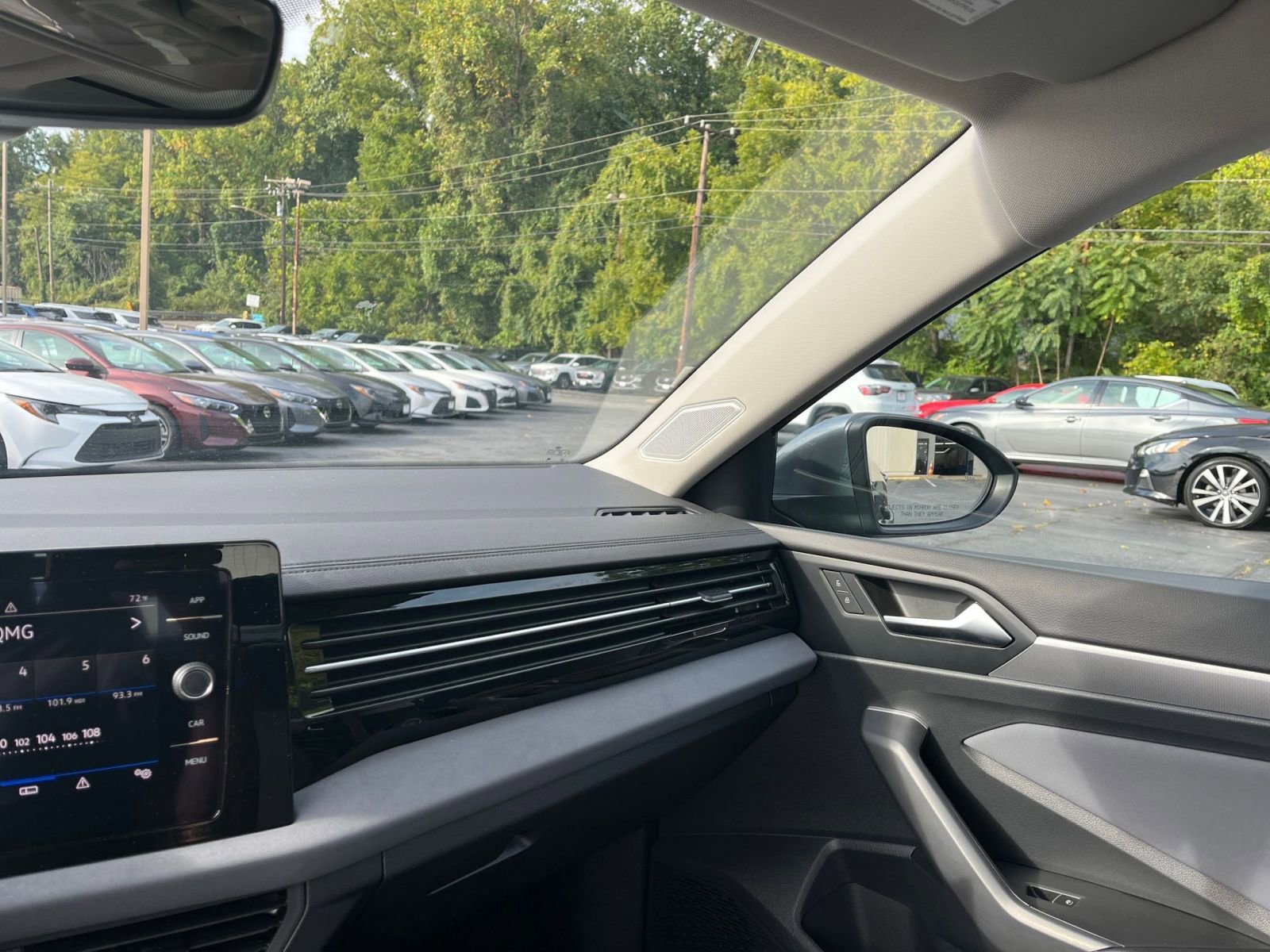 Used 2025 Volkswagen Jetta SE image 36