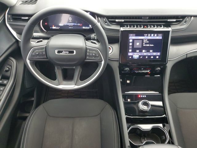 Used 2023 Jeep Grand Cherokee Laredo AWD/4WD image 17