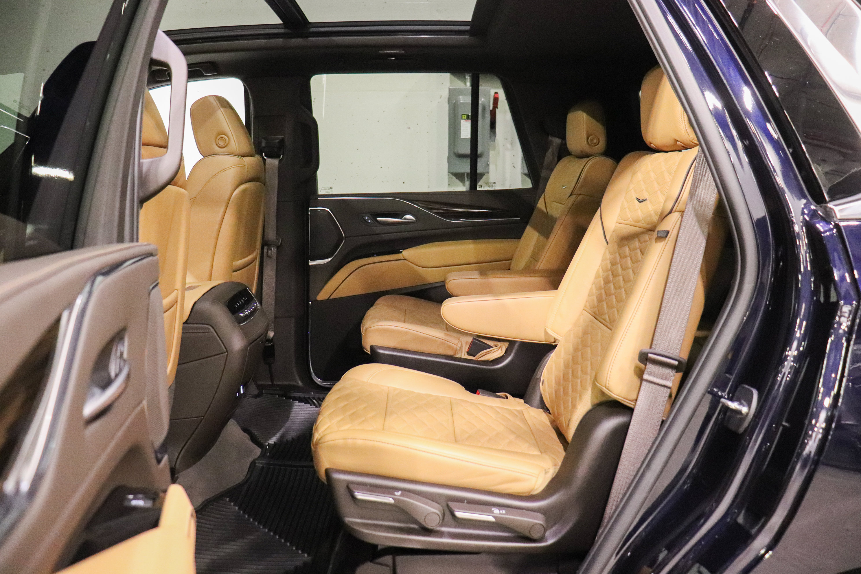 Used 2024 Cadillac Escalade Premium Luxury AWD/4WD image 18