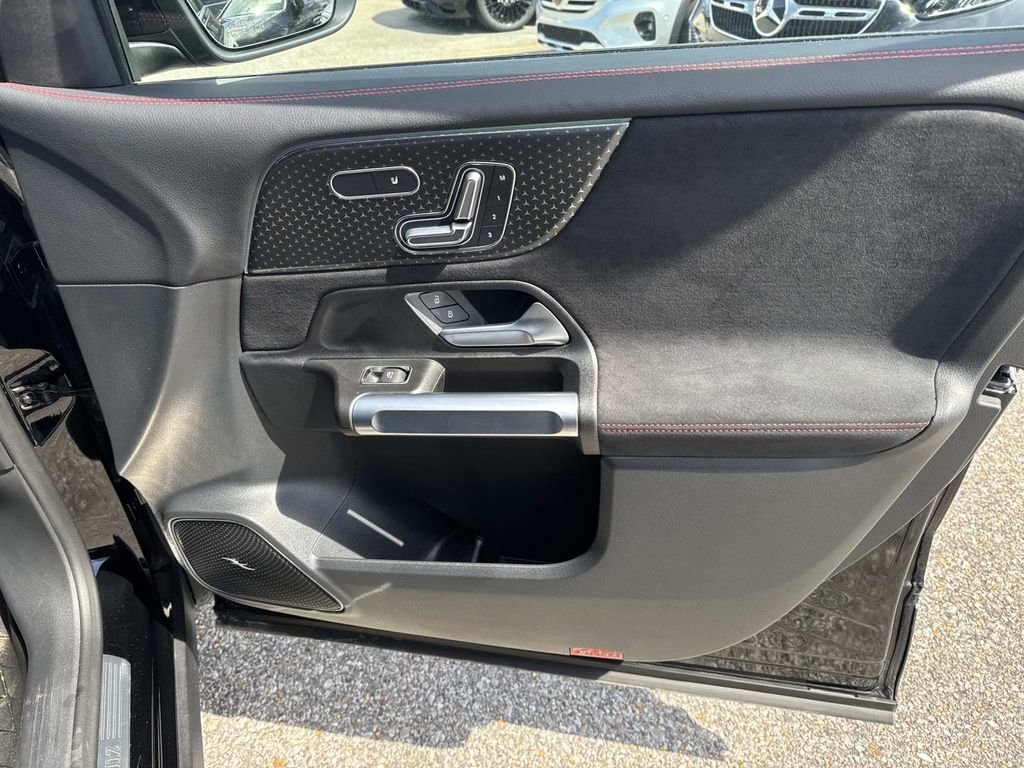 Used 2025 Mercedes-Benz GLB 250 image 14