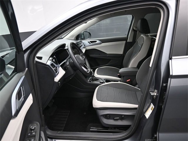 Certified 2025 Volkswagen Taos SE image 9