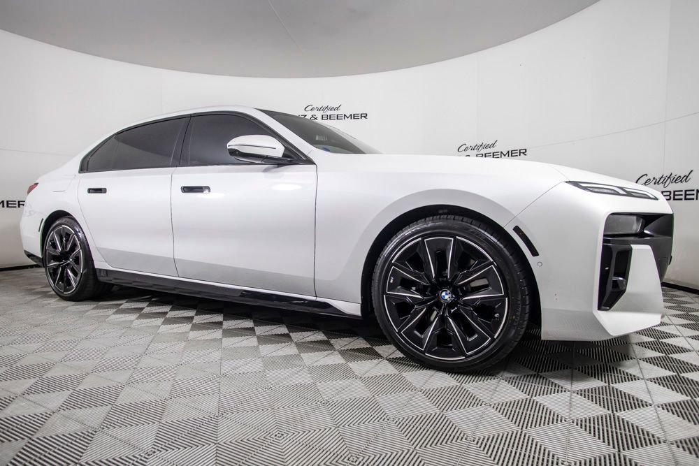 Used 2025 BMW 740i w/ Premium Package RWD image 3