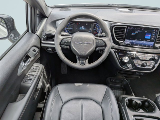 Used 2024 Chrysler Pacifica Limited FWD image 15