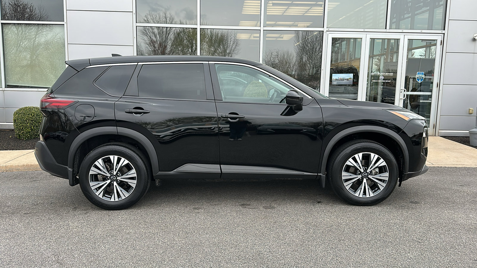 Certified 2022 Nissan Rogue SV image 26