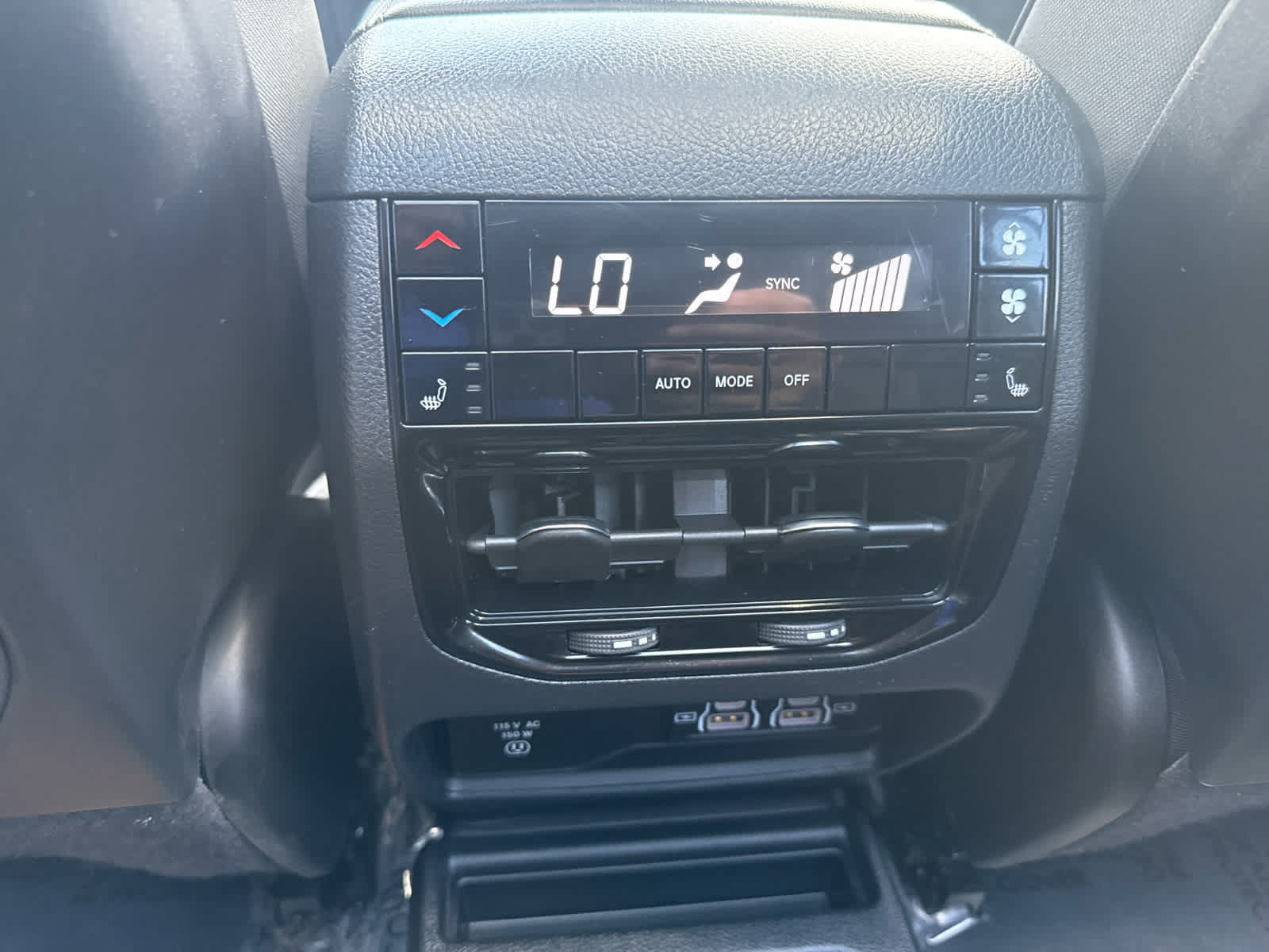 Used 2023 Jeep Grand Cherokee L Limited w/ Luxury Tech Group II AWD/4WD image 16