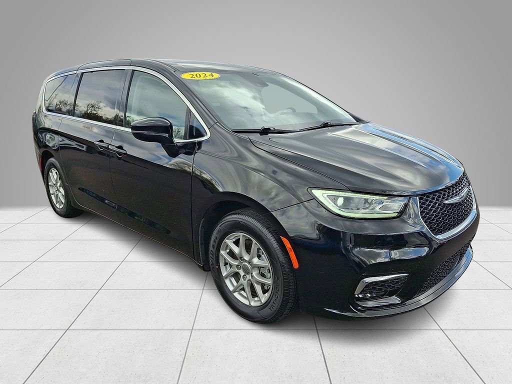 Used 2024 Chrysler Pacifica Touring-L FWD image 4