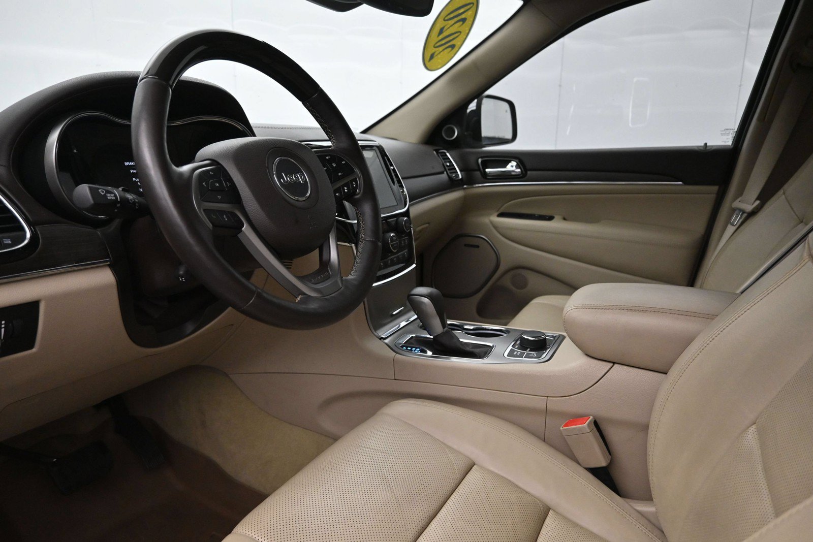 Used 2020 Jeep Grand Cherokee Overland AWD/4WD image 10